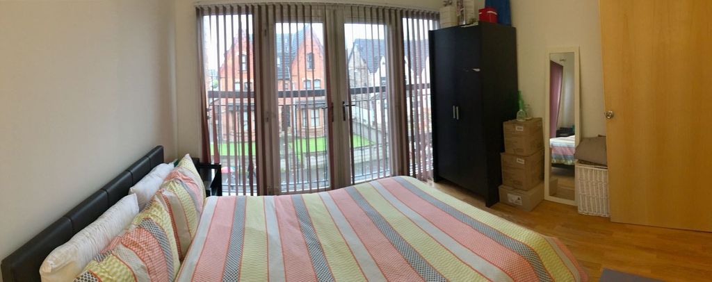 Property photo 3 of 7 A Bright And Cozy Double Bedroom Featuring A Large...
