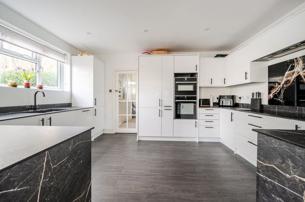 Property photo 2 of 11 1408324-8-6989Bb1...