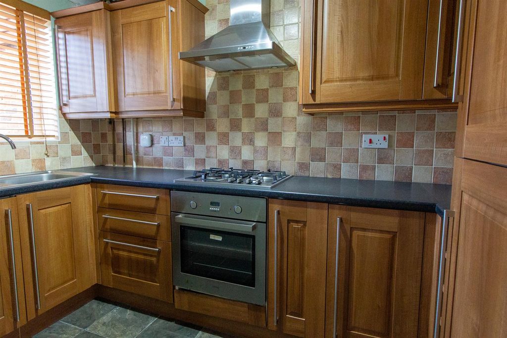 Property photo 3 of 11 2 Lime Tree Grove - Kitchen.Jpg