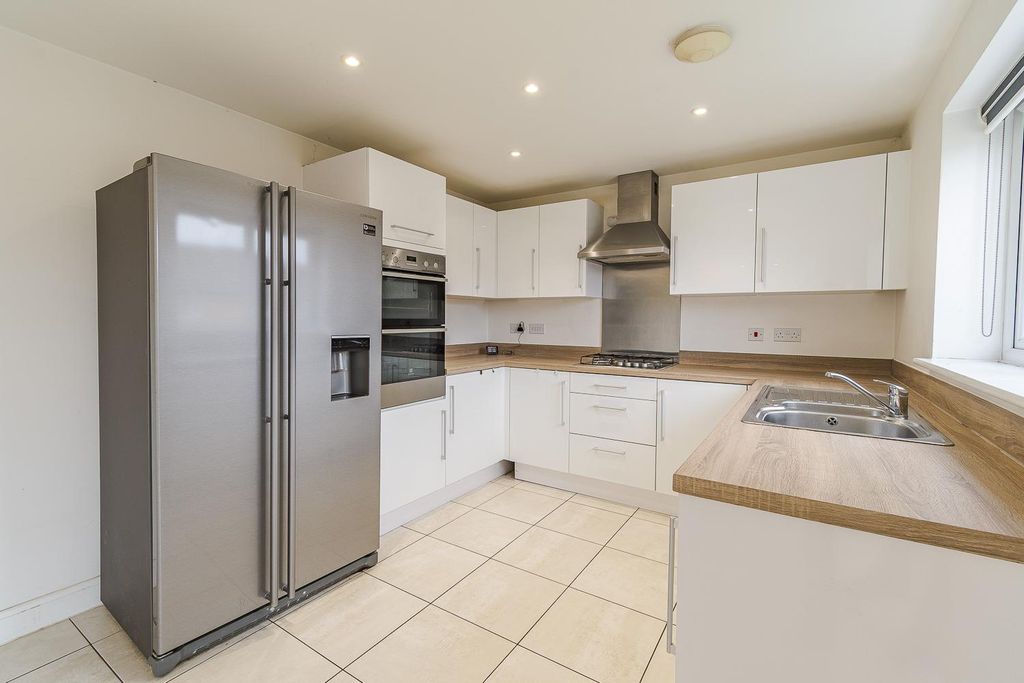 Property photo 3 of 25 Kitchen / Dining