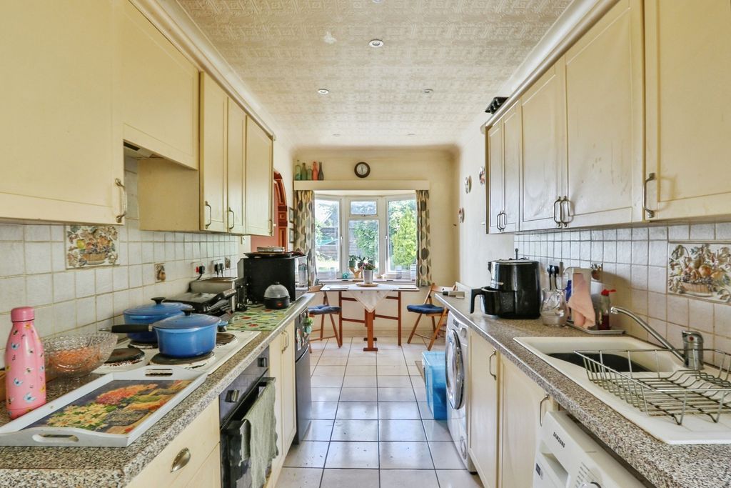 Property photo 3 of 17 Kitchen
