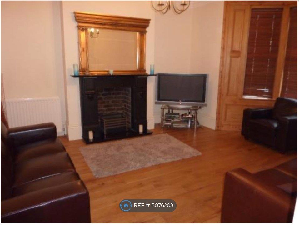 Property photo 1 of 7 Large Lounge With Enormous 65 Smart