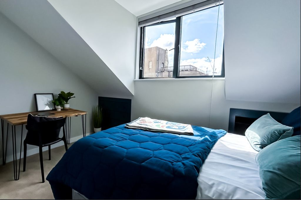 Property photo 3 of 6 A Tidy And Well-Lit Double Bedroom Featuring A Des...