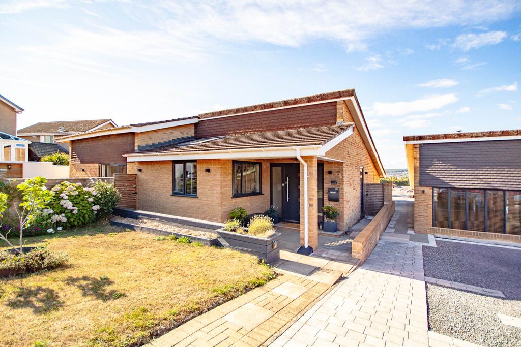 Property photo 1 of 32
