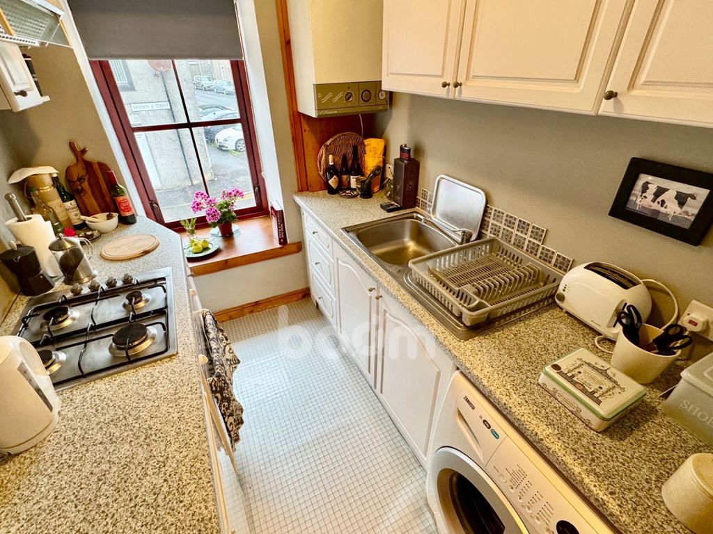 Property photo 3 of 21 Avenue Square, Stewarton Kitchen Pic