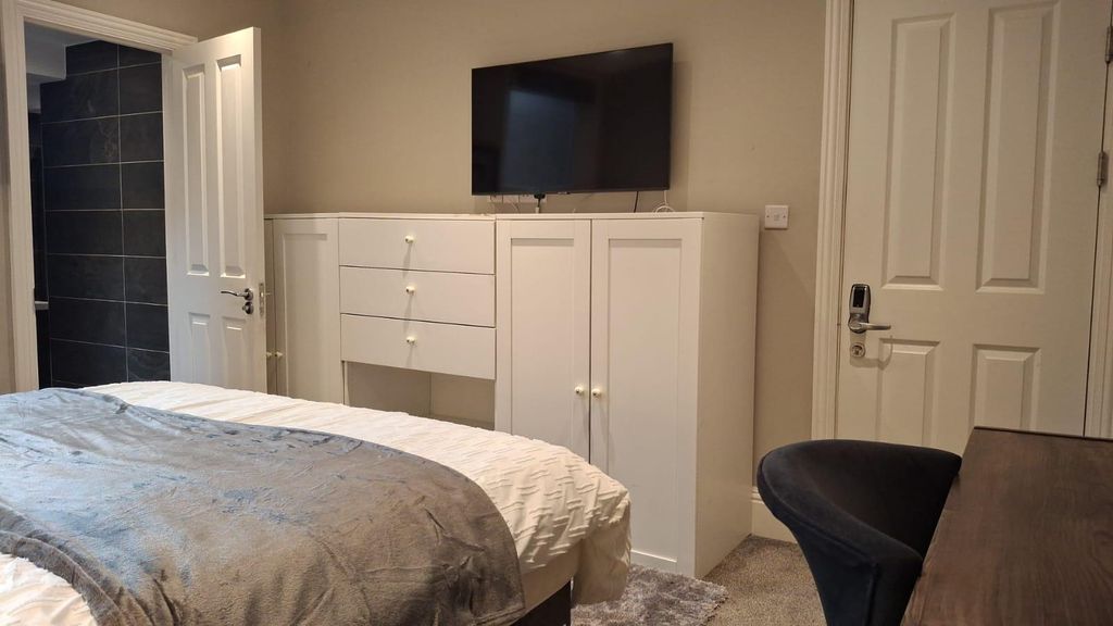 Property photo 1 of 17 Bedroom