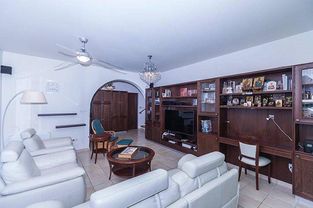 Property photo 3 of 15 Lounge