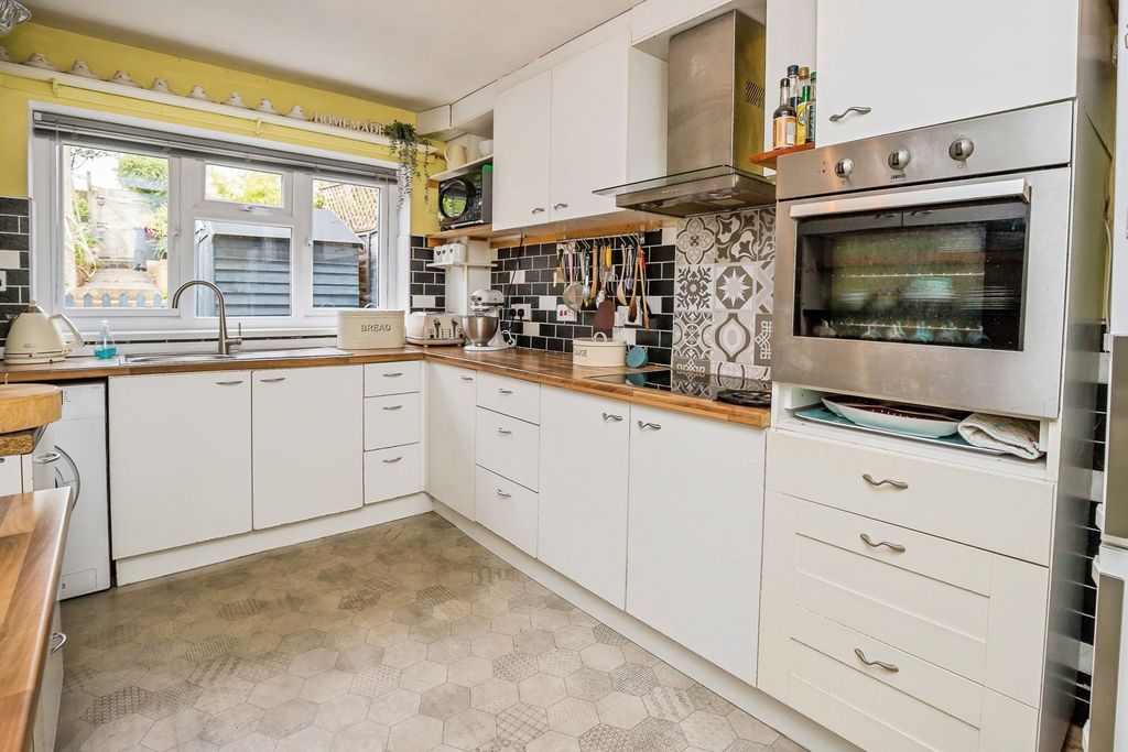 Property photo 2 of 11 Kitchen