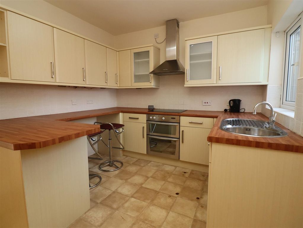 Property photo 2 of 9 Kitchen
