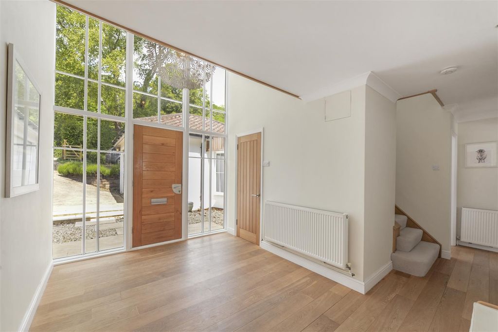 Property photo 3 of 34 02.