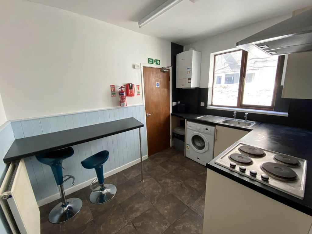 Property photo 3 of 17 Kitchen 1