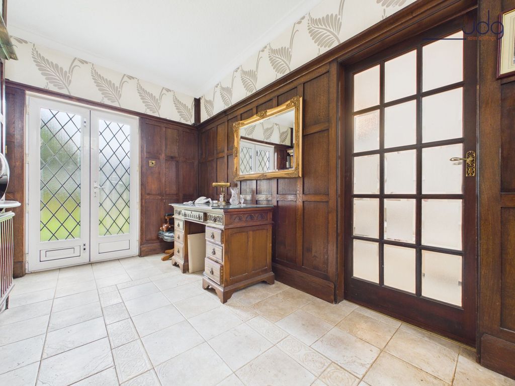 Property photo 2 of 19 Entrance Hall