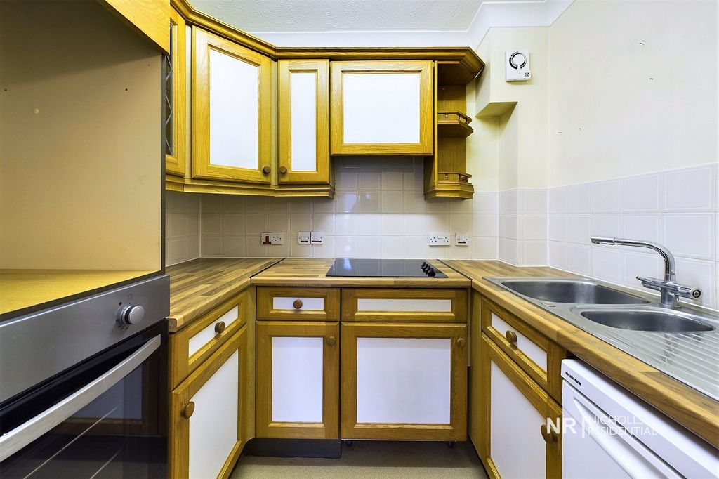 Property photo 3 of 9 Kitchen
