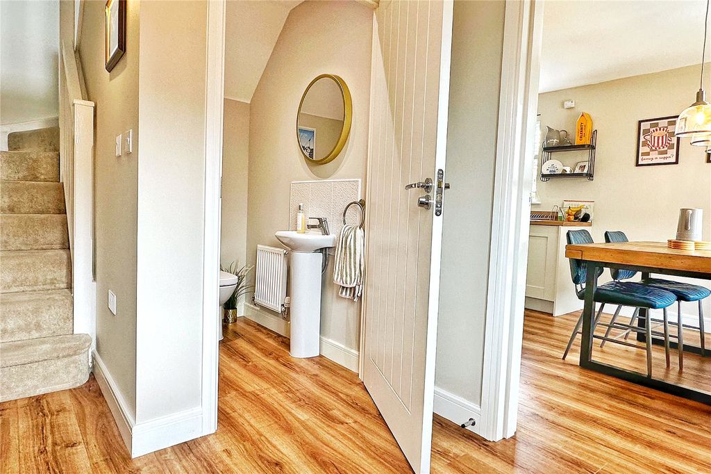 Property photo 3 of 37 Entrance Hall