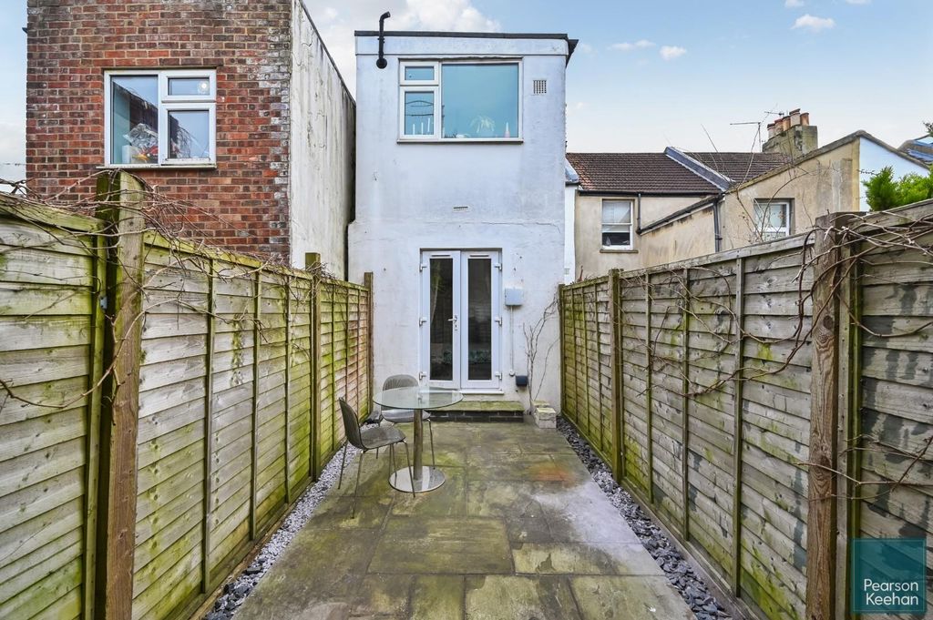 Property photo 3 of 13 Flt-2-55-Shirley-St-Bn3 (6).Jpg