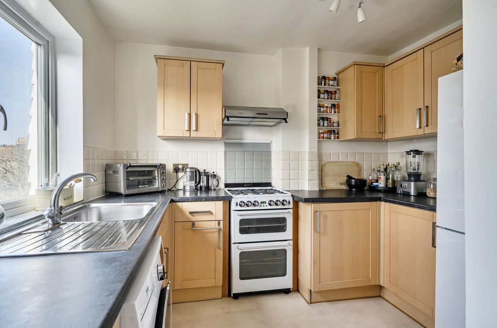 Property photo 3 of 17 1433781-16-69c143...