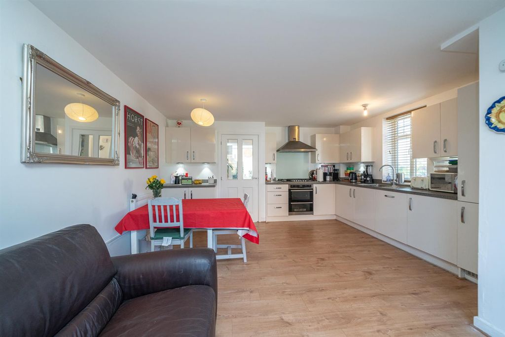 Property photo 3 of 17 33-Burgundy-Drive-04158.Jpg