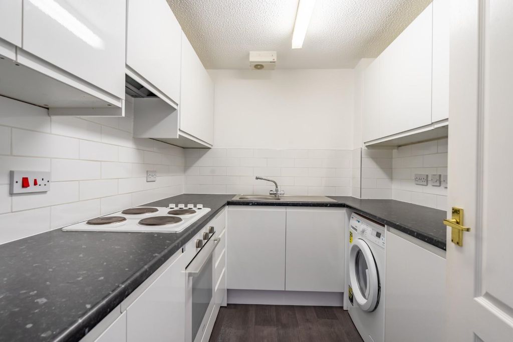 Property photo 3 of 10 Kitchen