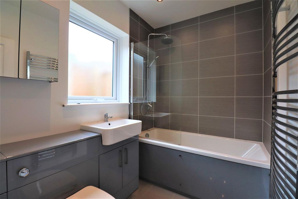 Property photo 2 of 9 Bathroom