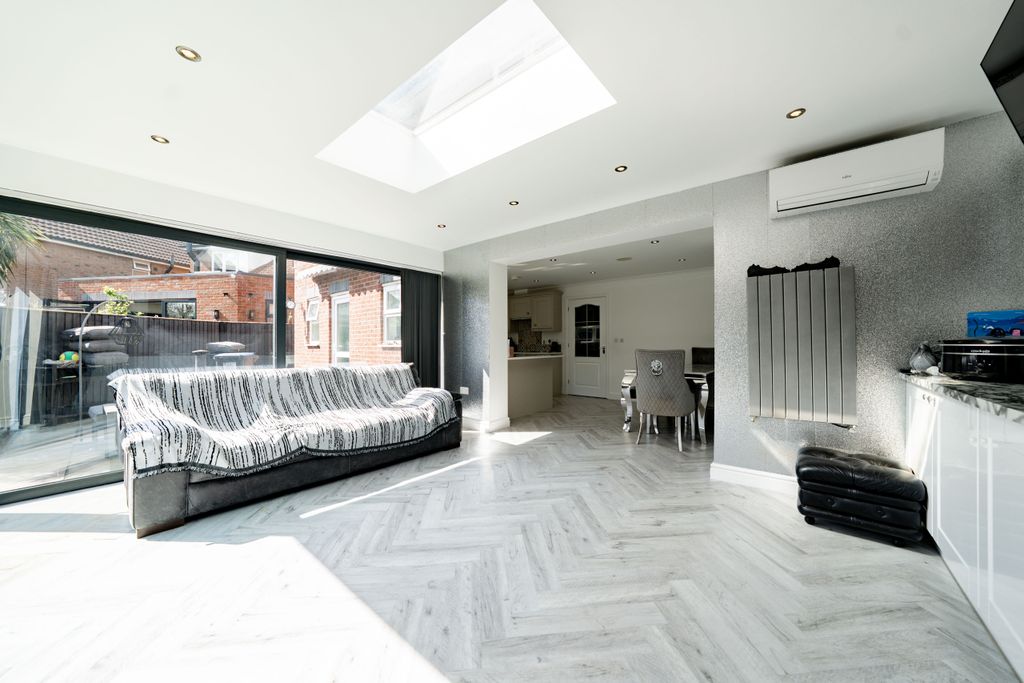 Property photo 3 of 29 Dsc01020