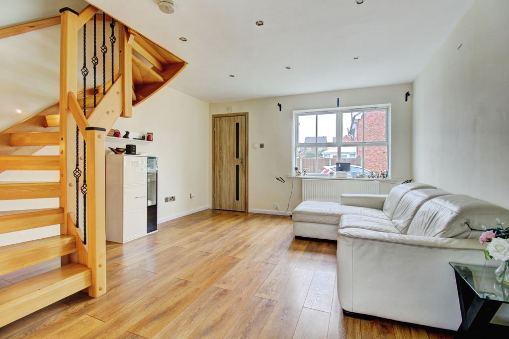 Property photo 3 of 15 Lounge