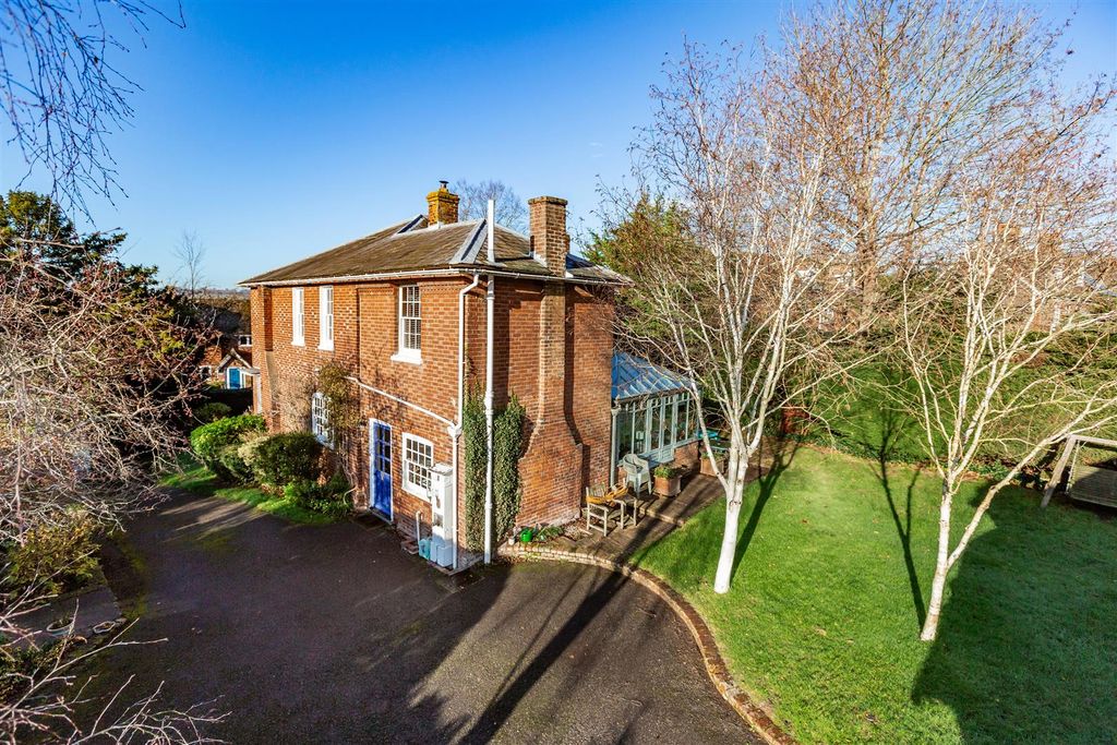 Property photo 2 of 22 Gardens