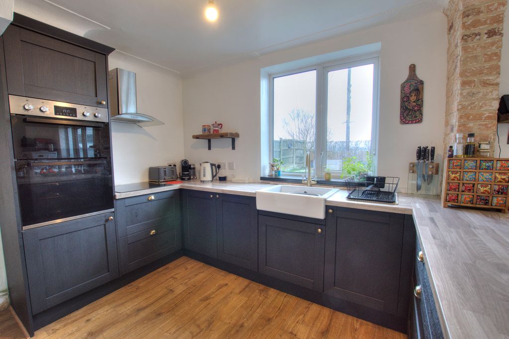 Property photo 2 of 27 2. Kitchen