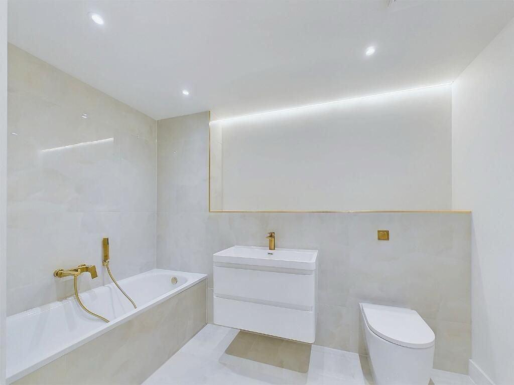 Property photo 1 of 8 Bathroom