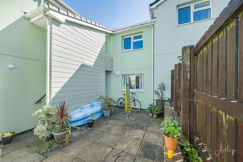 Property photo 3 of 13 External