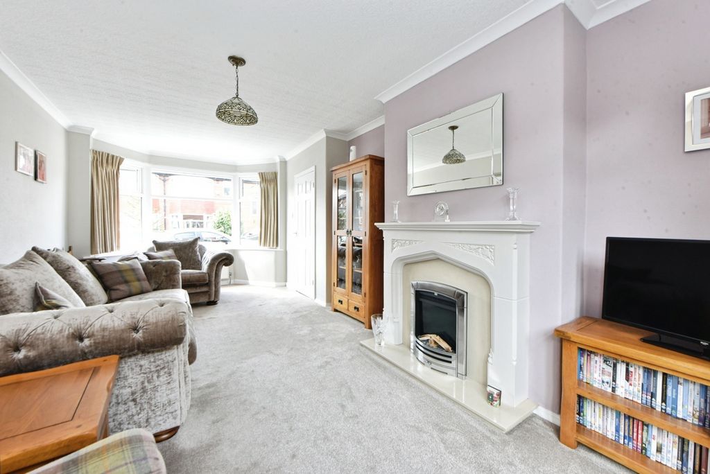 Property photo 2 of 18 Lounge