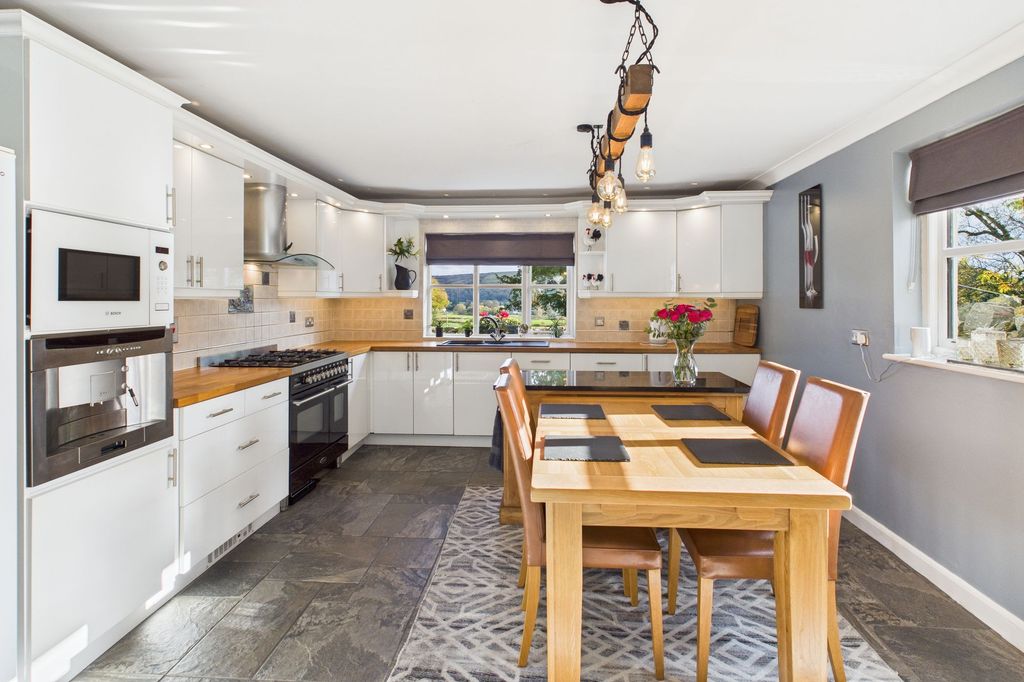 Property photo 3 of 37