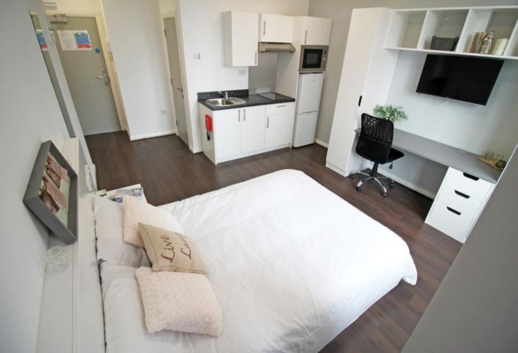 Property photo 1 of 4 Spacious Double Bedroom Featuring A Cozy Bed, Mode...