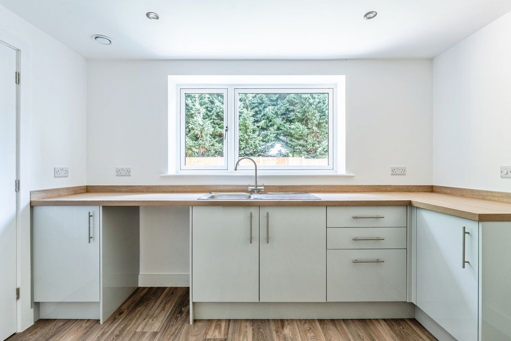 Property photo 3 of 17 Kitchen