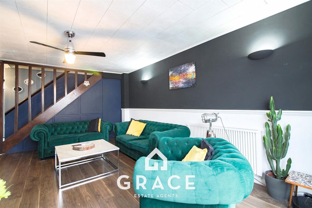 Property photo 3 of 17 Lounge