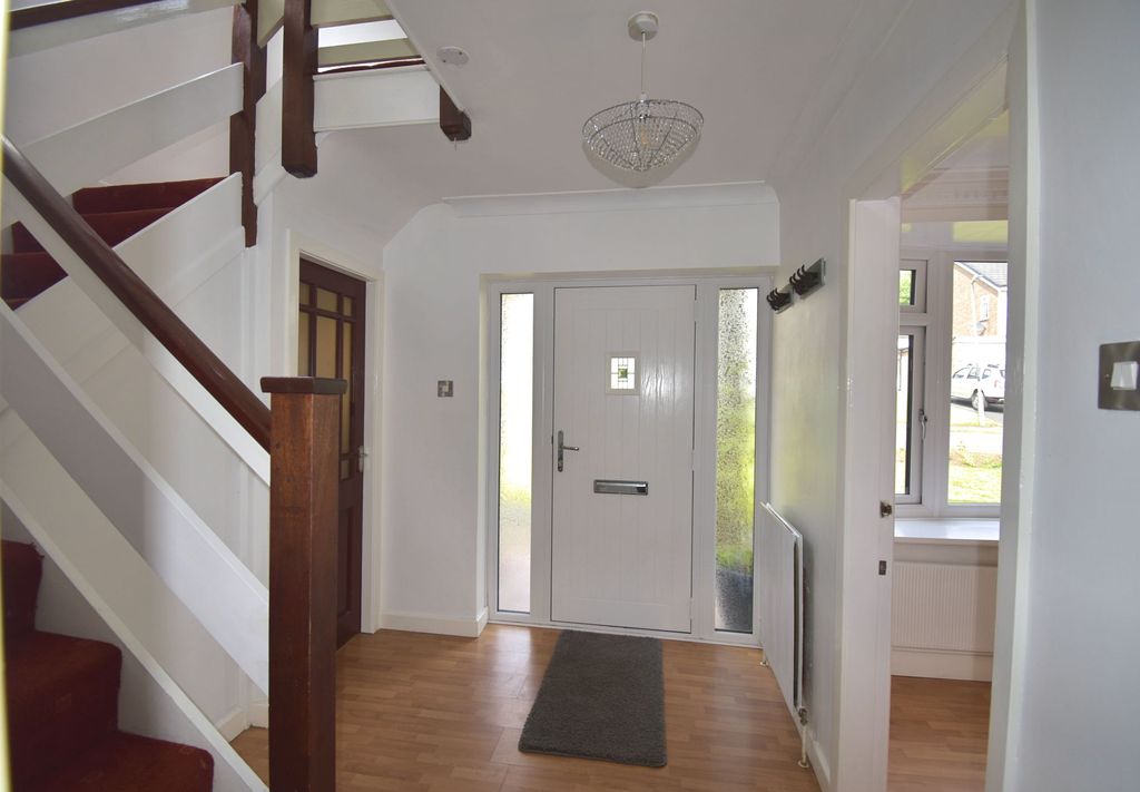 Property photo 3 of 25 Entrance Hall