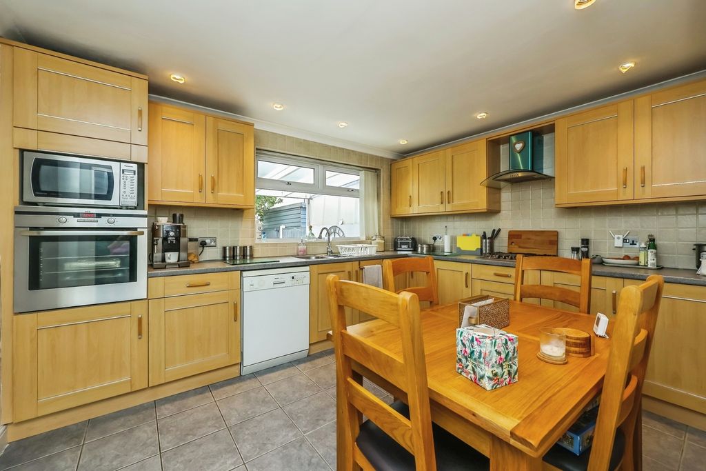 Property photo 3 of 17 Fitted Kitchen