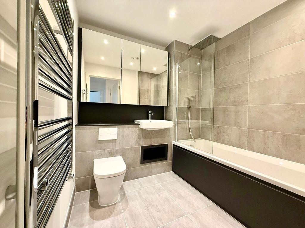 Property photo 2 of 15 Bathroom