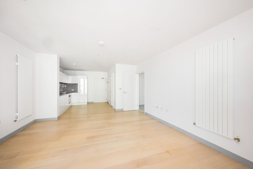 Property photo 3 of 13 3878784
