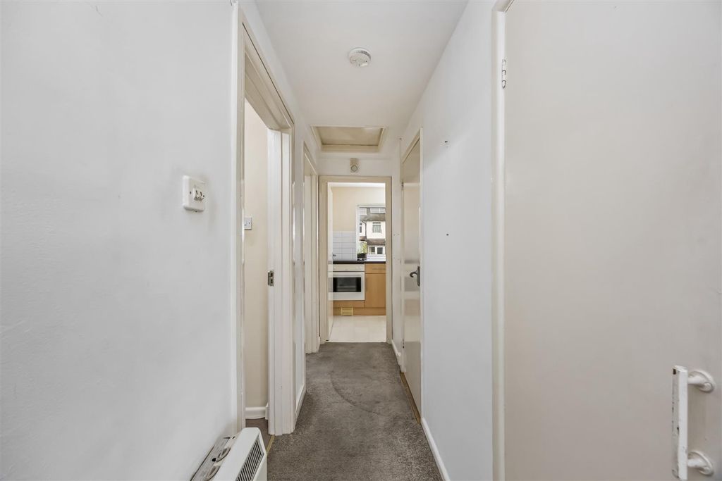 Property photo 3 of 11 Entrance Hallway