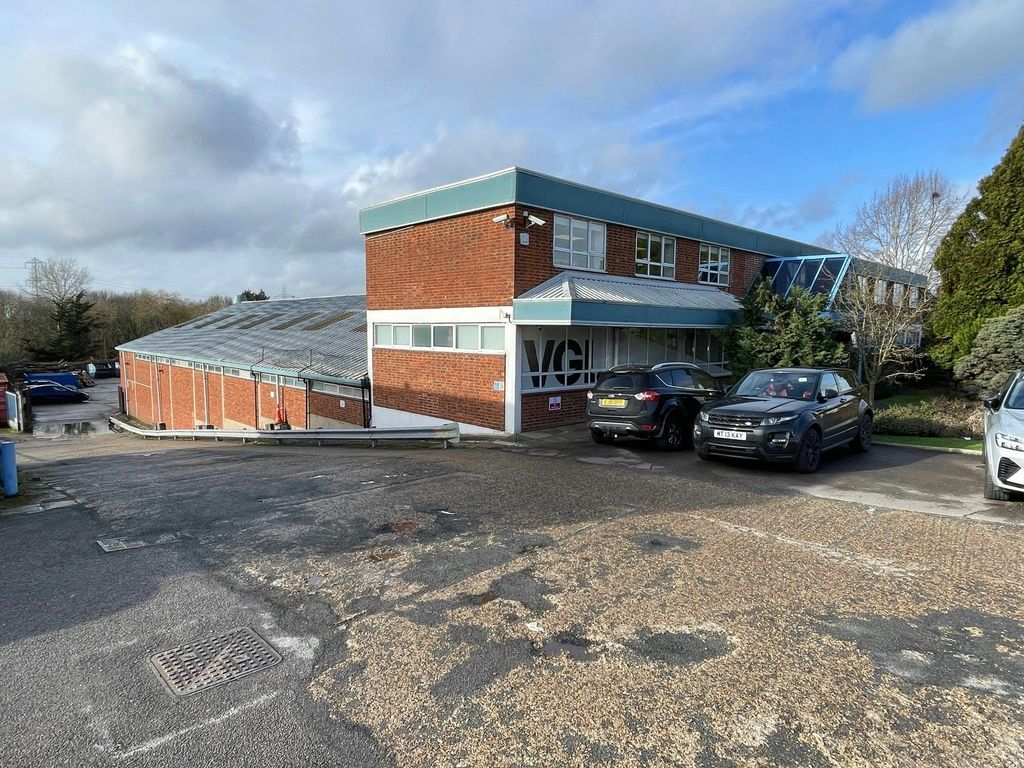 Property photo 2 of 9 268 Elgar Road South - 1.Jpg