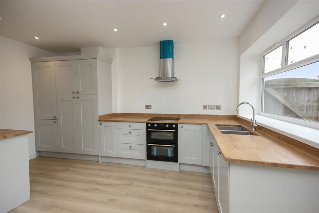 Property photo 3 of 20 Kitchen 1.Jpg