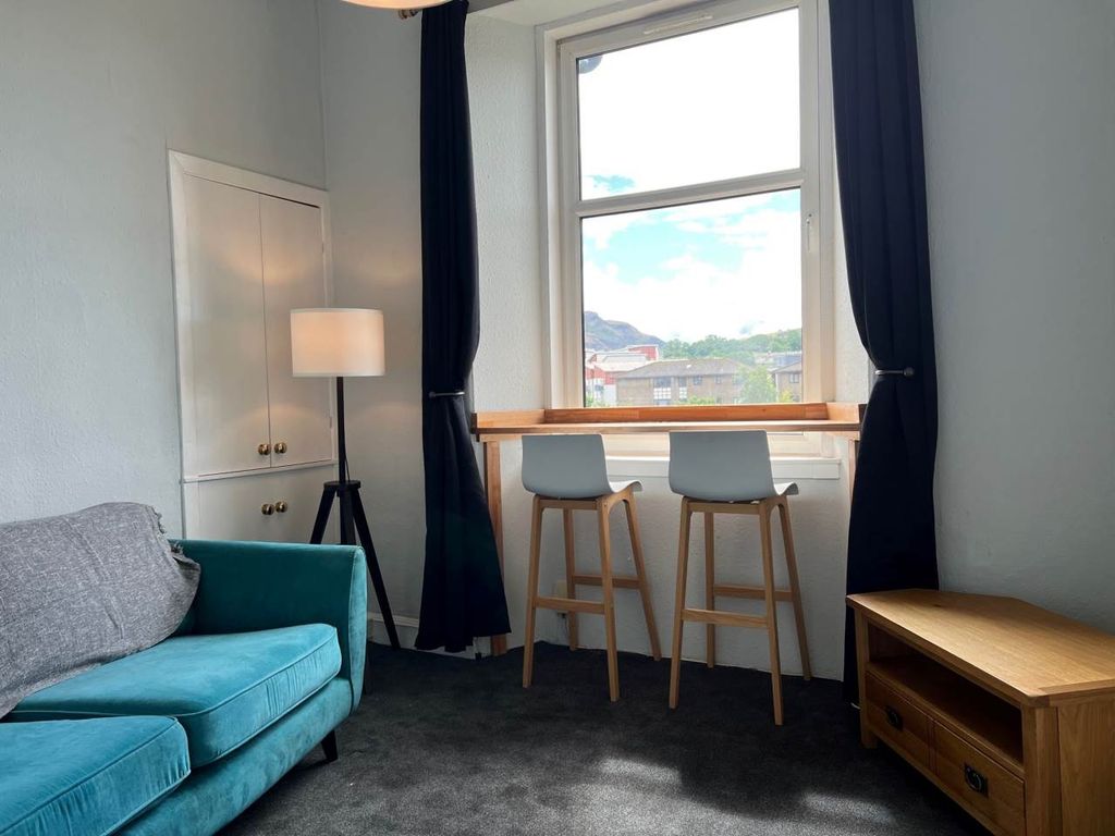 Property photo 2 of 5 Living 01