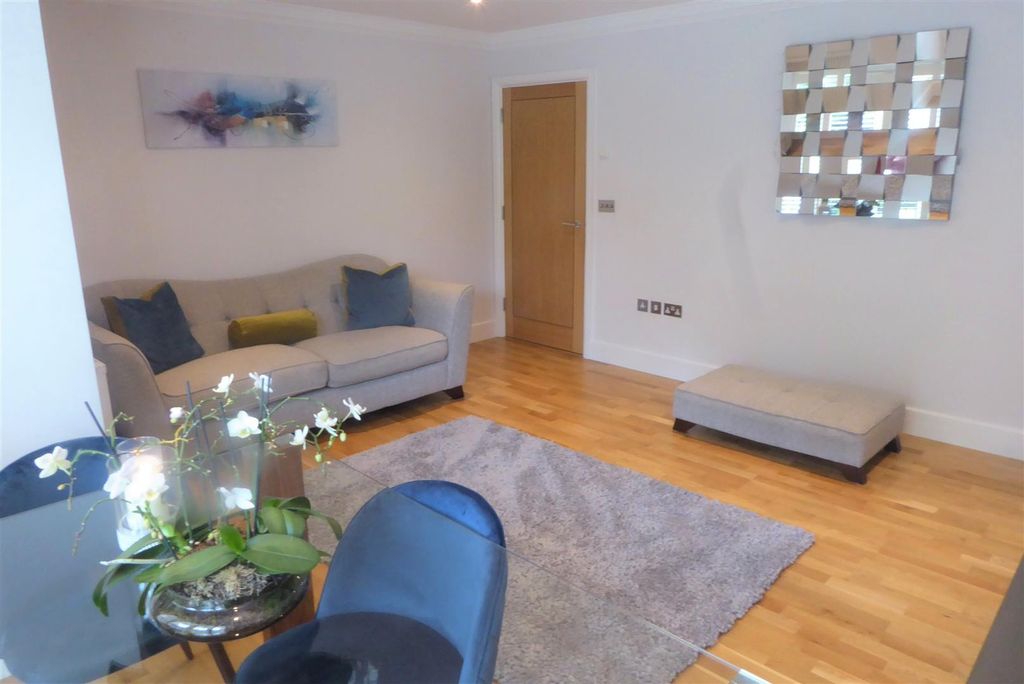 Property photo 3 of 17 L'shaped Lounge/Diner