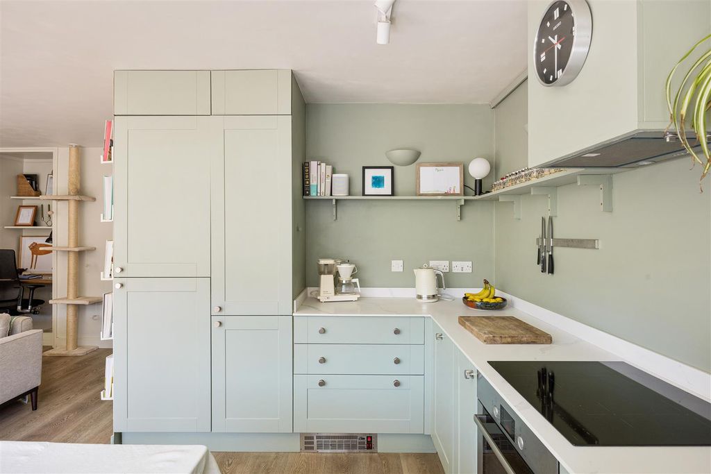 Property photo 3 of 30 Wallwood Road, E11