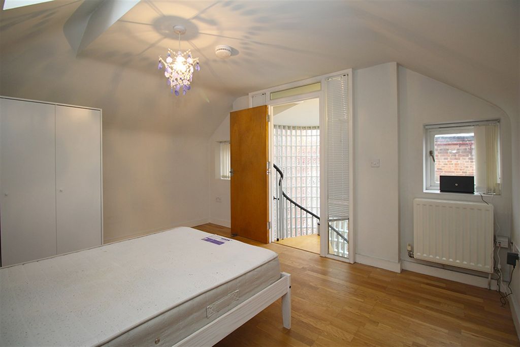 Property photo 2 of 15 Bedroom