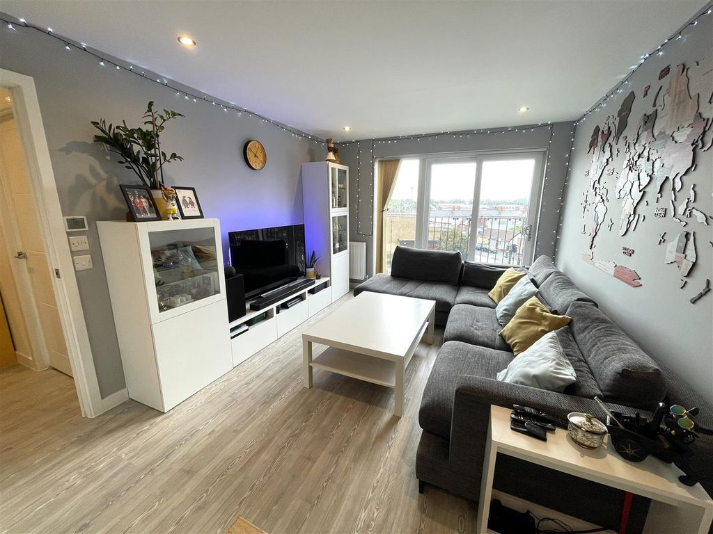Property photo 1 of 14 Lounge