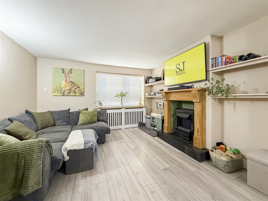 Property photo 3 of 18 Lounge