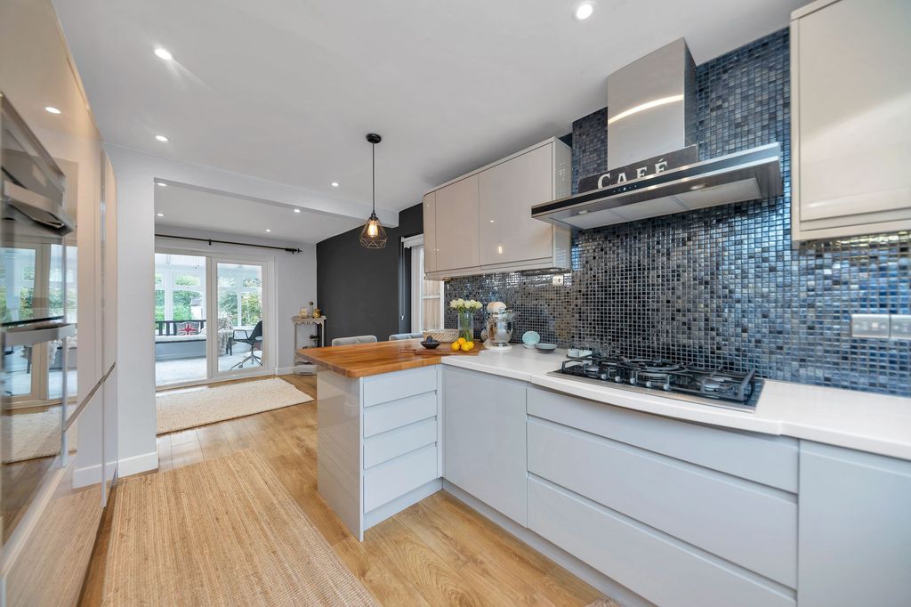 Property photo 2 of 27