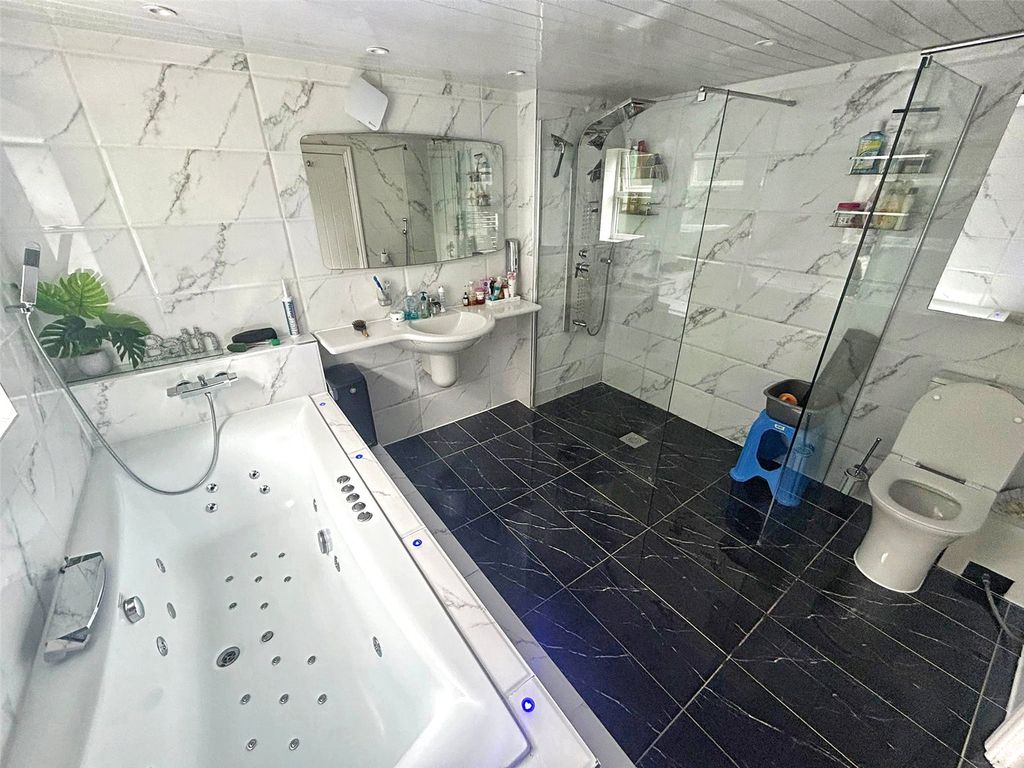 Property photo 3 of 16 En-Suite