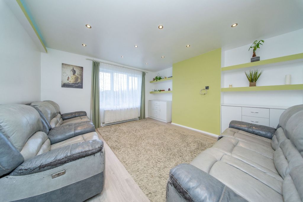 Property photo 3 of 18 Lounge